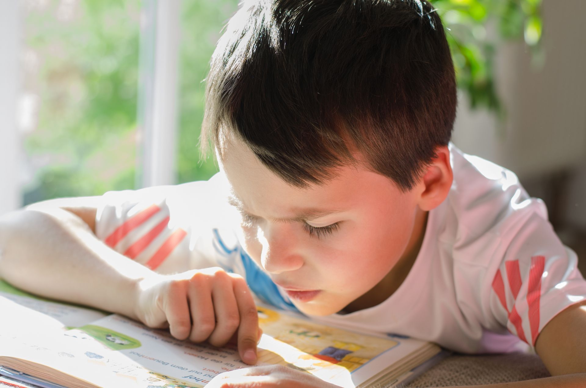 Un petit garçon apprend à lire