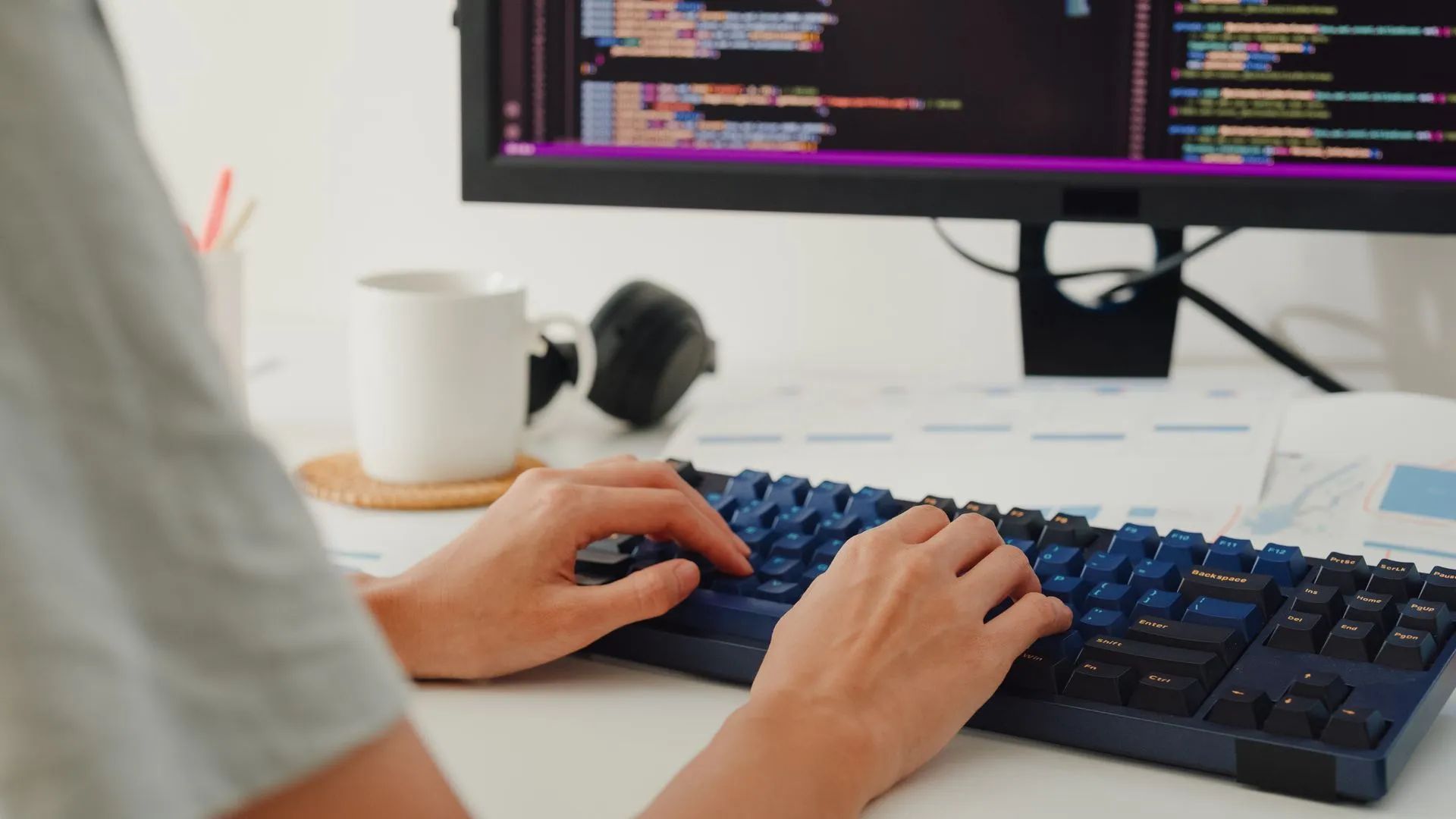 Une personne utilisant un logiciel de codage