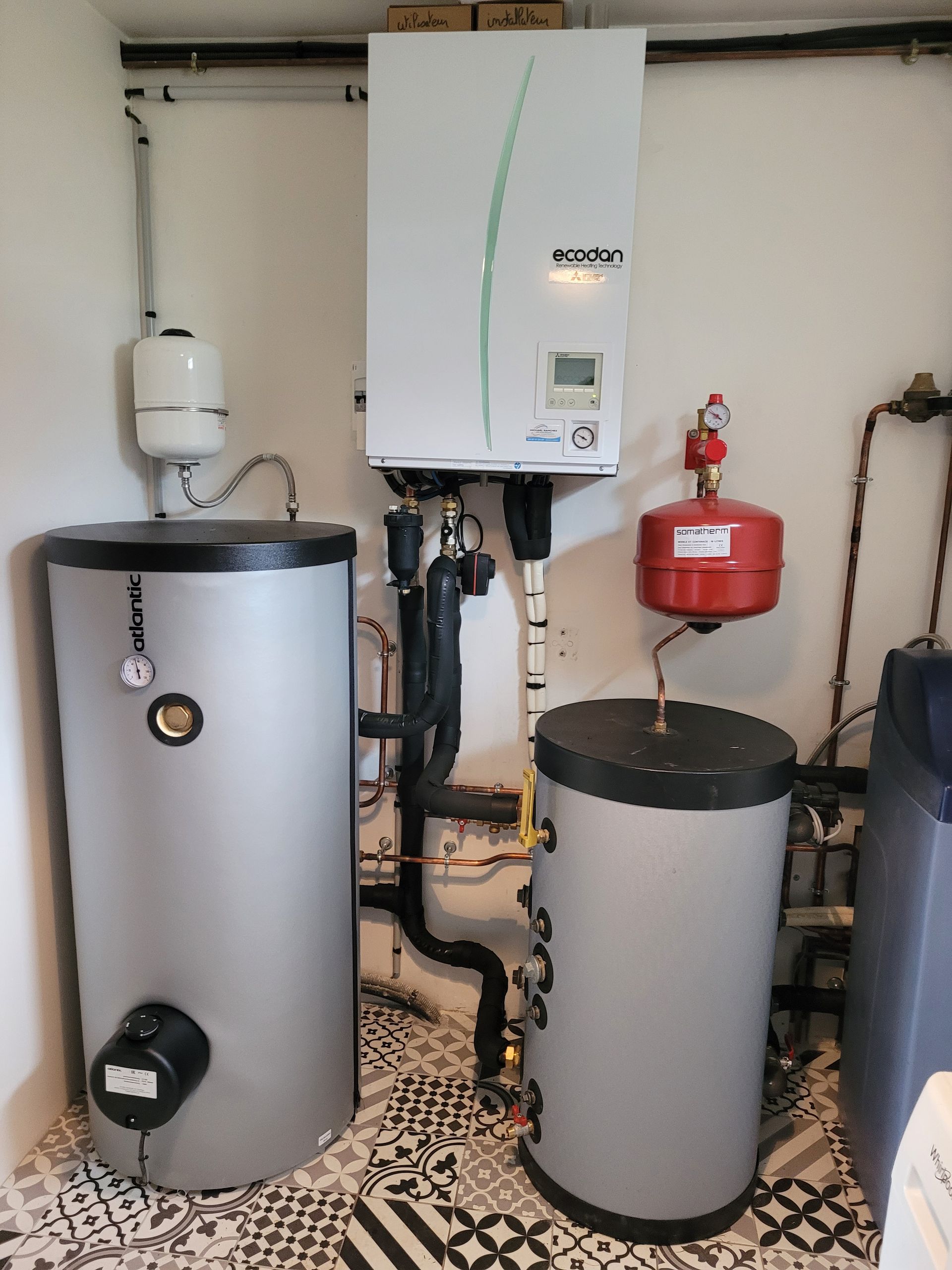 Une pompe à chaleur air/eau chauffage + production d'eau chaude sanitaire. 