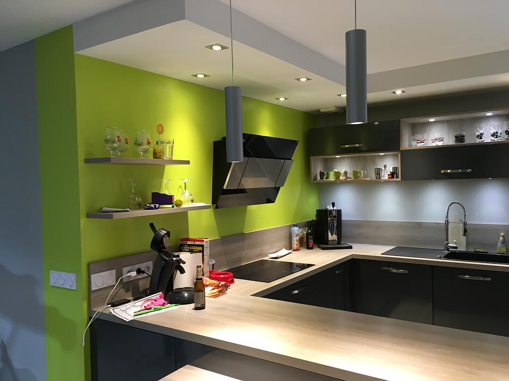 Rénovation d'une cuisine avec un mur vert