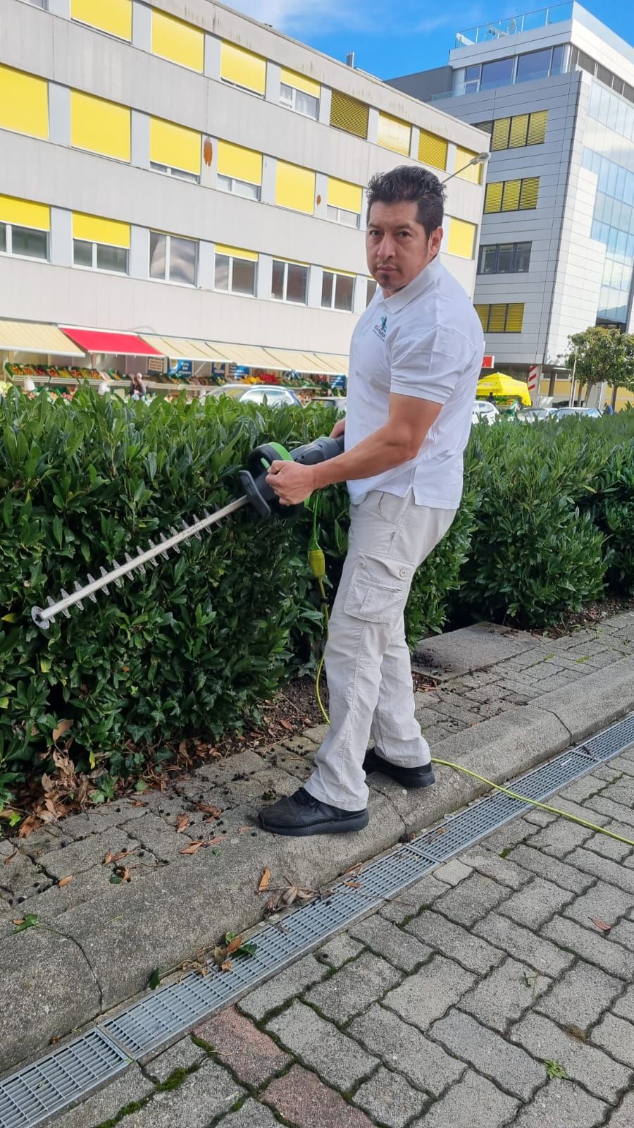 Un homme nettoie un sol sale avec une machine.