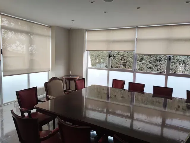 Una sala de conferencias con una mesa larga y sillas