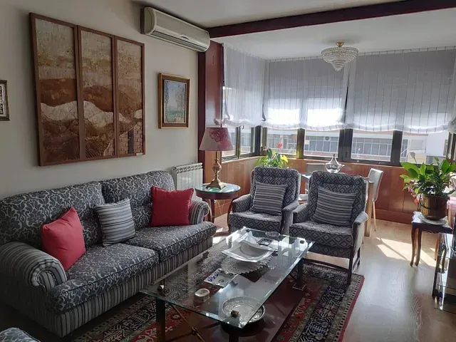 Una sala de estar con un sofá, sillas y una mesa de café.