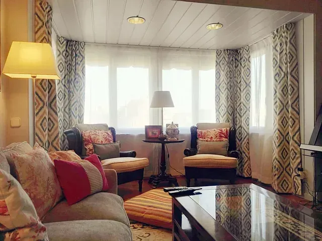 Una sala de estar con un sofá y sillas y una mesa de café.