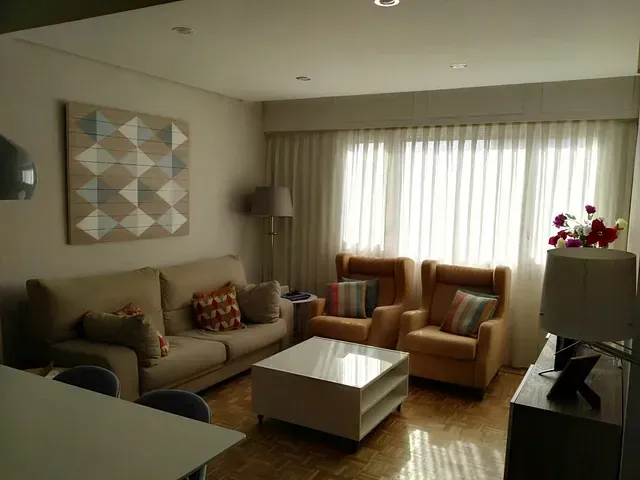 Una sala de estar con un sofá y dos sillas