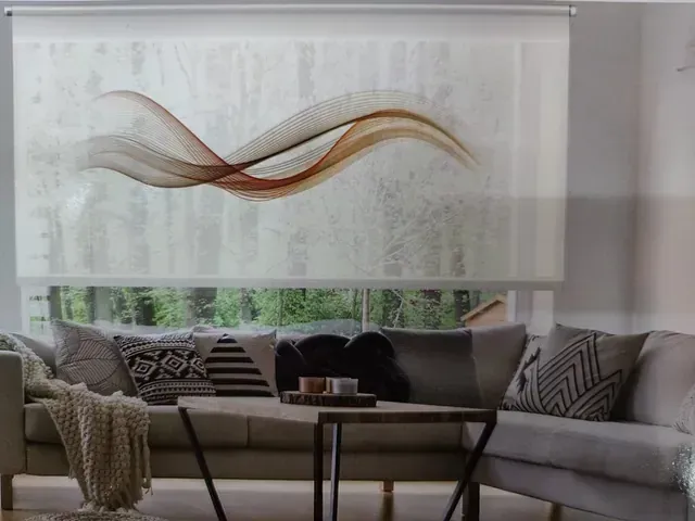 Una sala de estar con un sofá y una mesa y una ventana con una persiana.