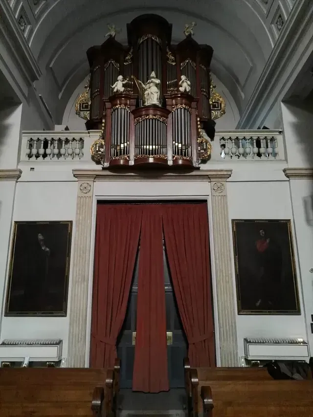 Una iglesia con un gran órgano en el medio.