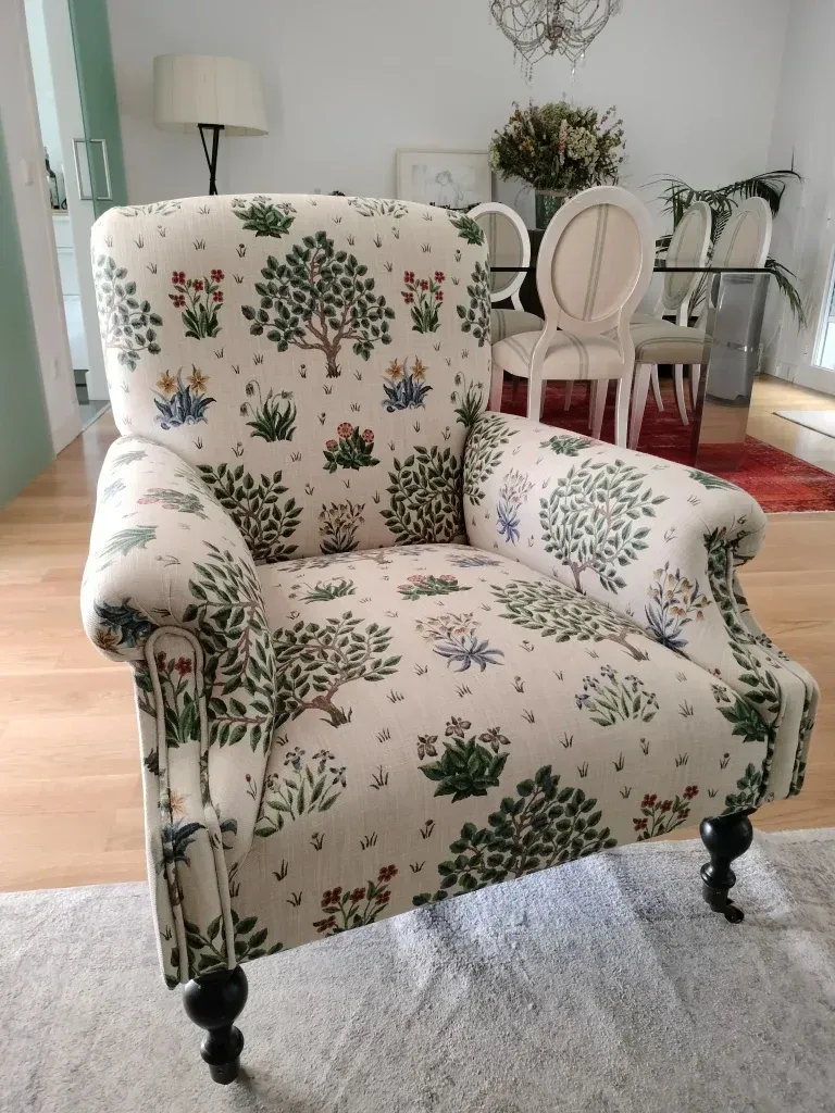 Una silla con árboles está en una sala de estar.