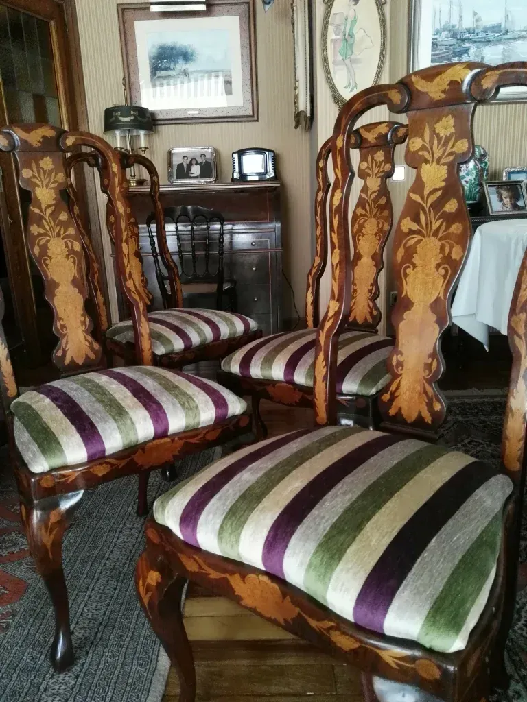 Una fila de sillas rayadas en una sala de estar