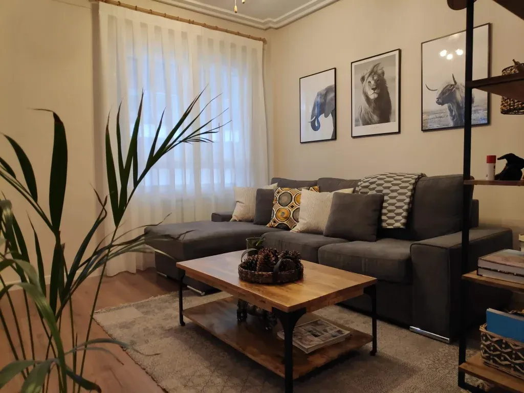 Una sala de estar con un sofá y una mesa de café.