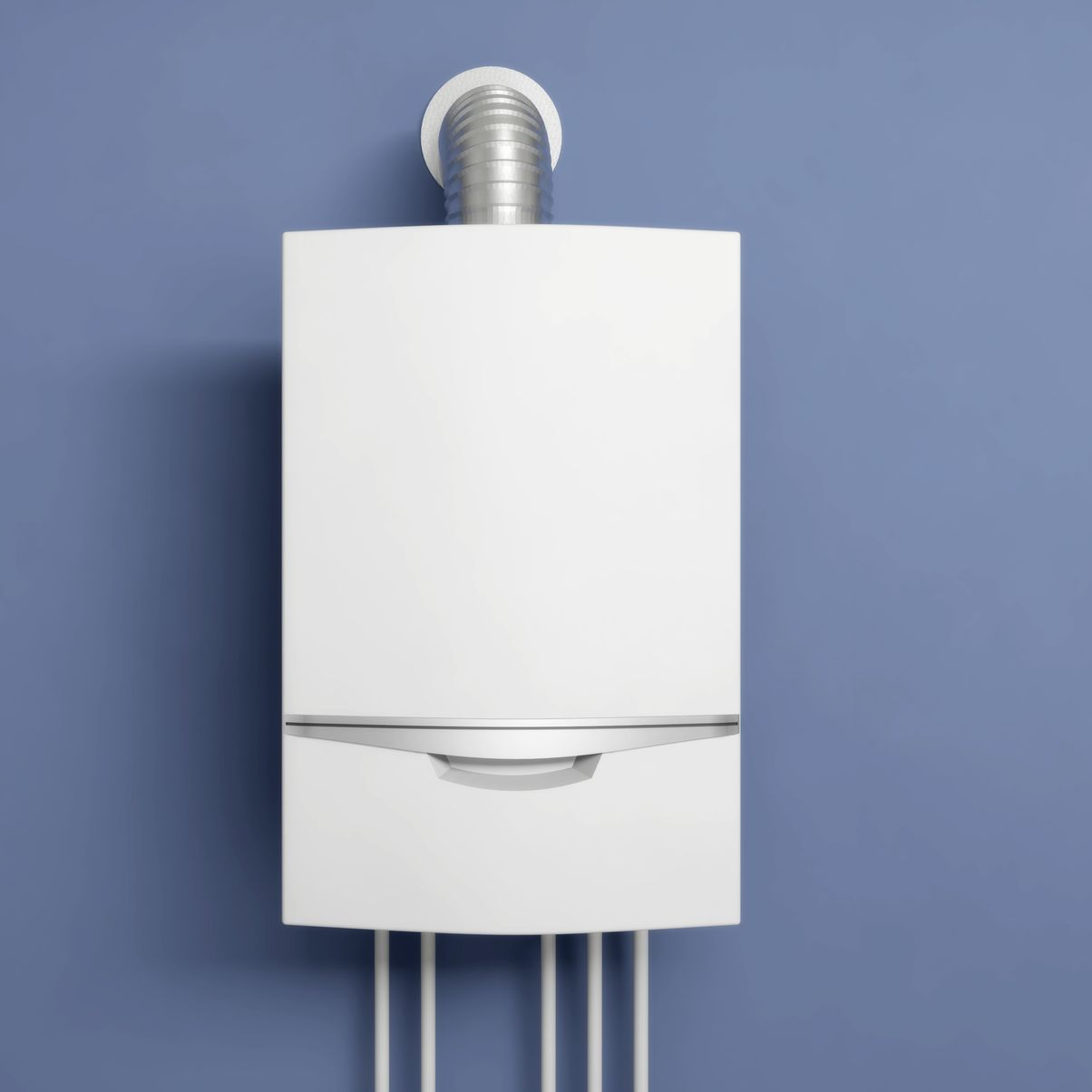 Chaudière à gaz murale blanche avec conduit de fumée contre un mur bleu.