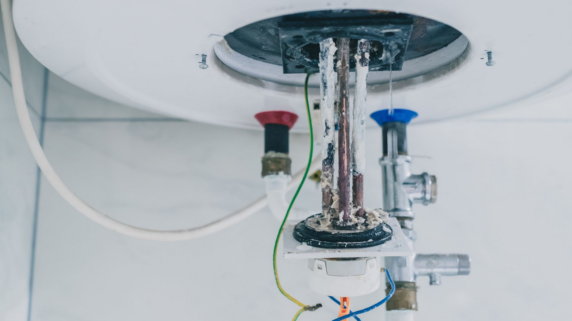 Chauffe-eau ouvert, élément chauffant et composants fortement calcifiés.