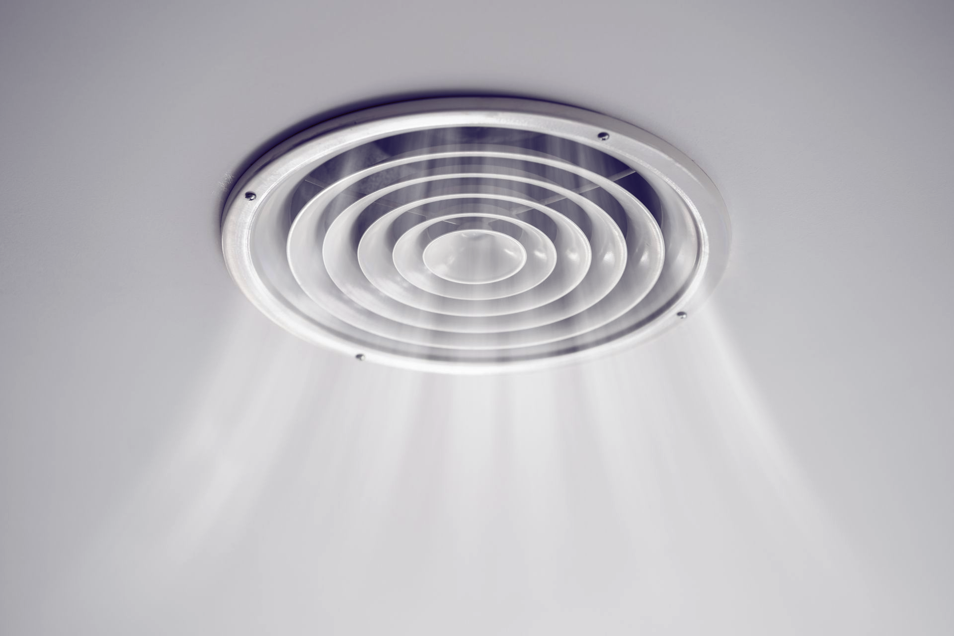 Grille d'aération circulaire dans un plafond, diluant de l'air.