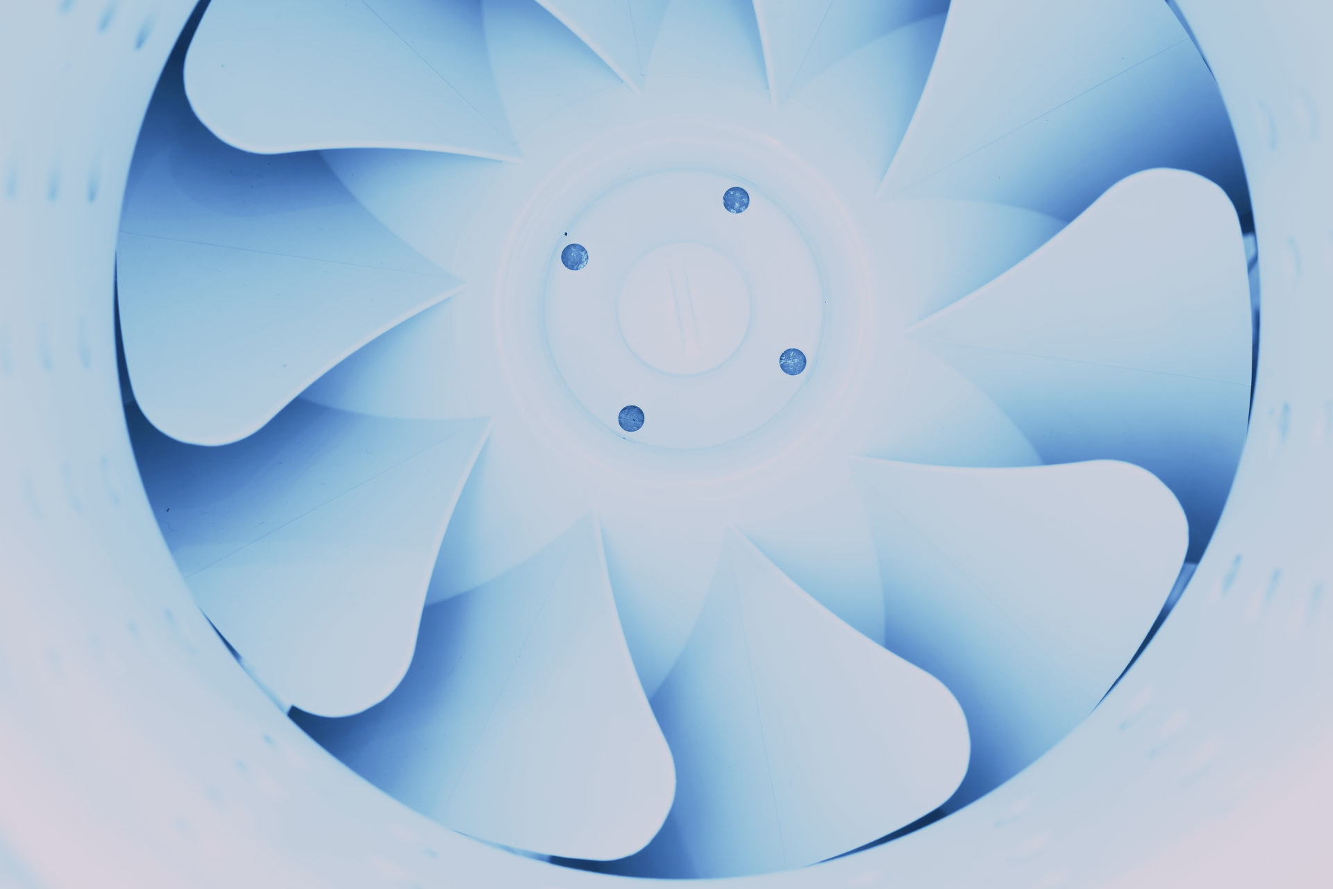 Ventilateur industriel blanc à pales courbées ; tons bleus.