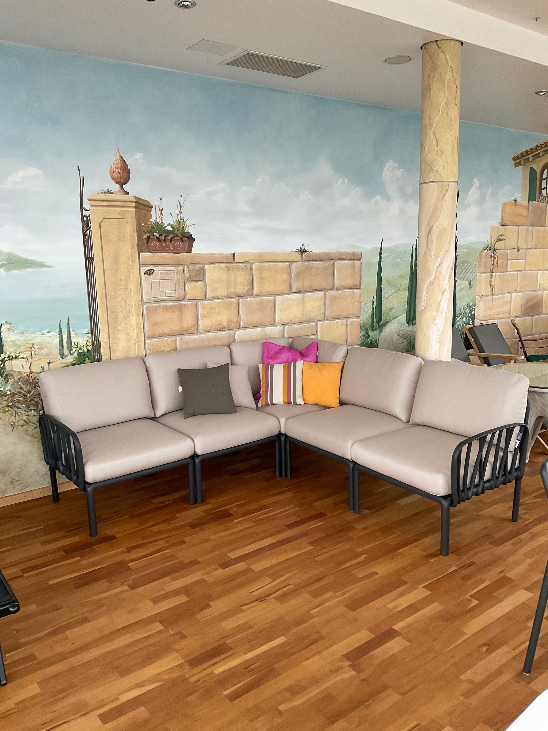 Metallene Gartencouch mit Sitzpolstern und Kissen