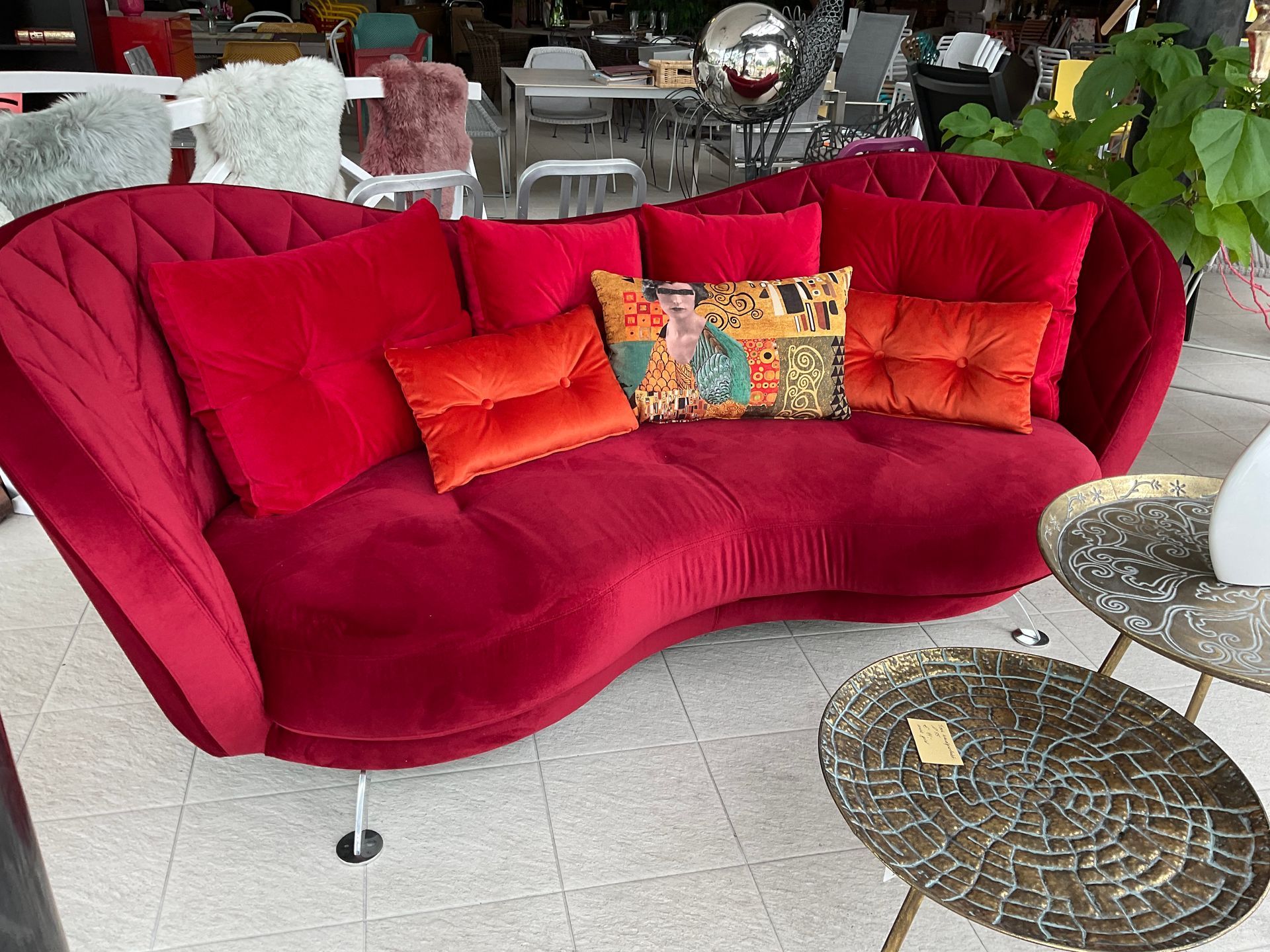 Ohrensofa in Weinrot mit Kissen