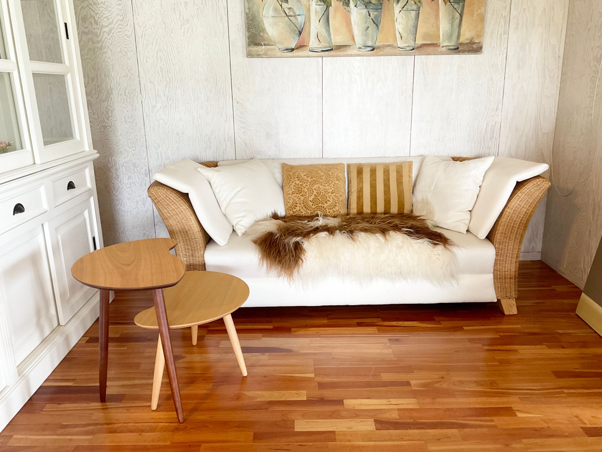 Weißes gepolsteres Sofa aus Rattan