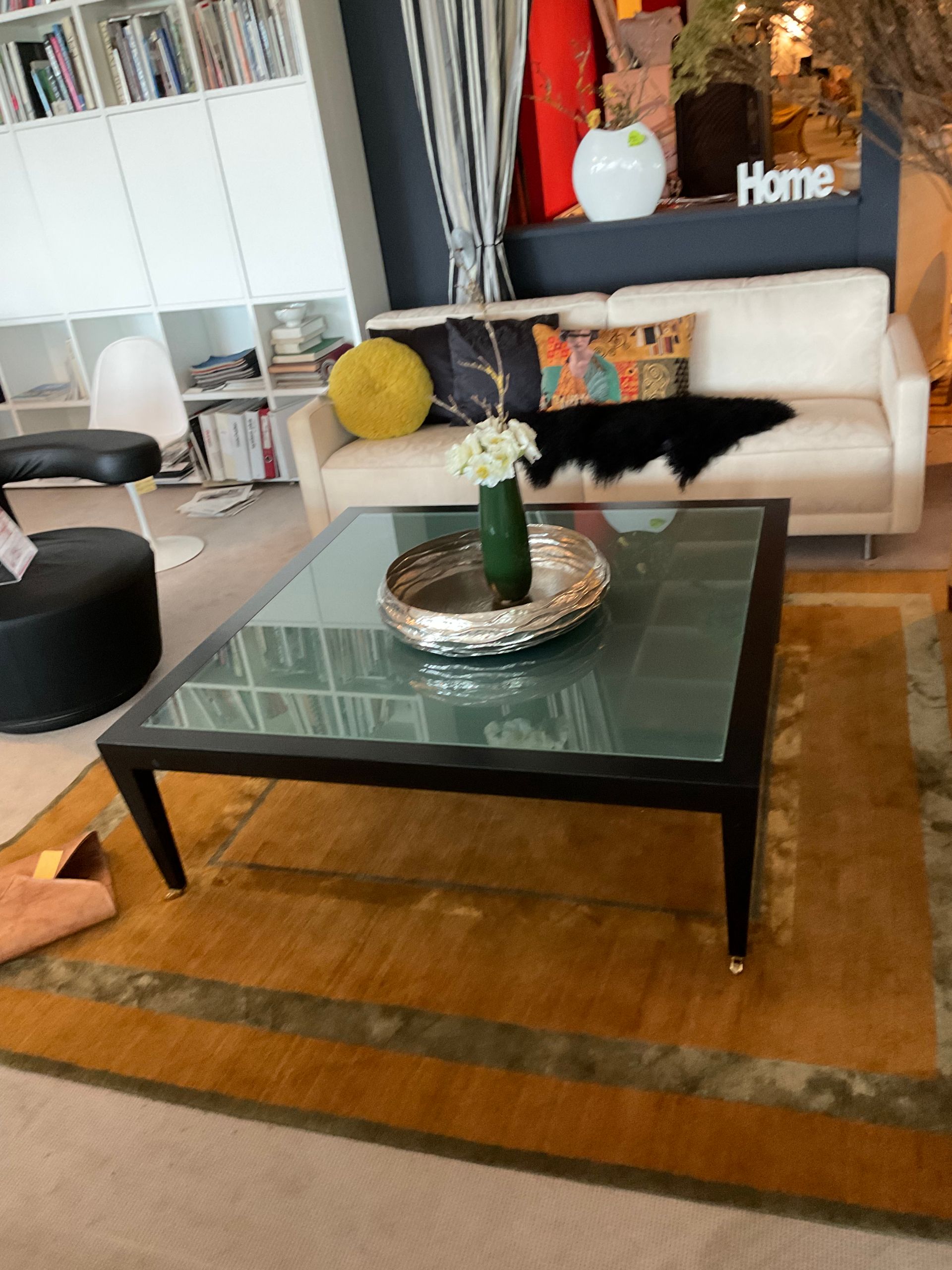 Glastisch mit Dekoration und Teppich