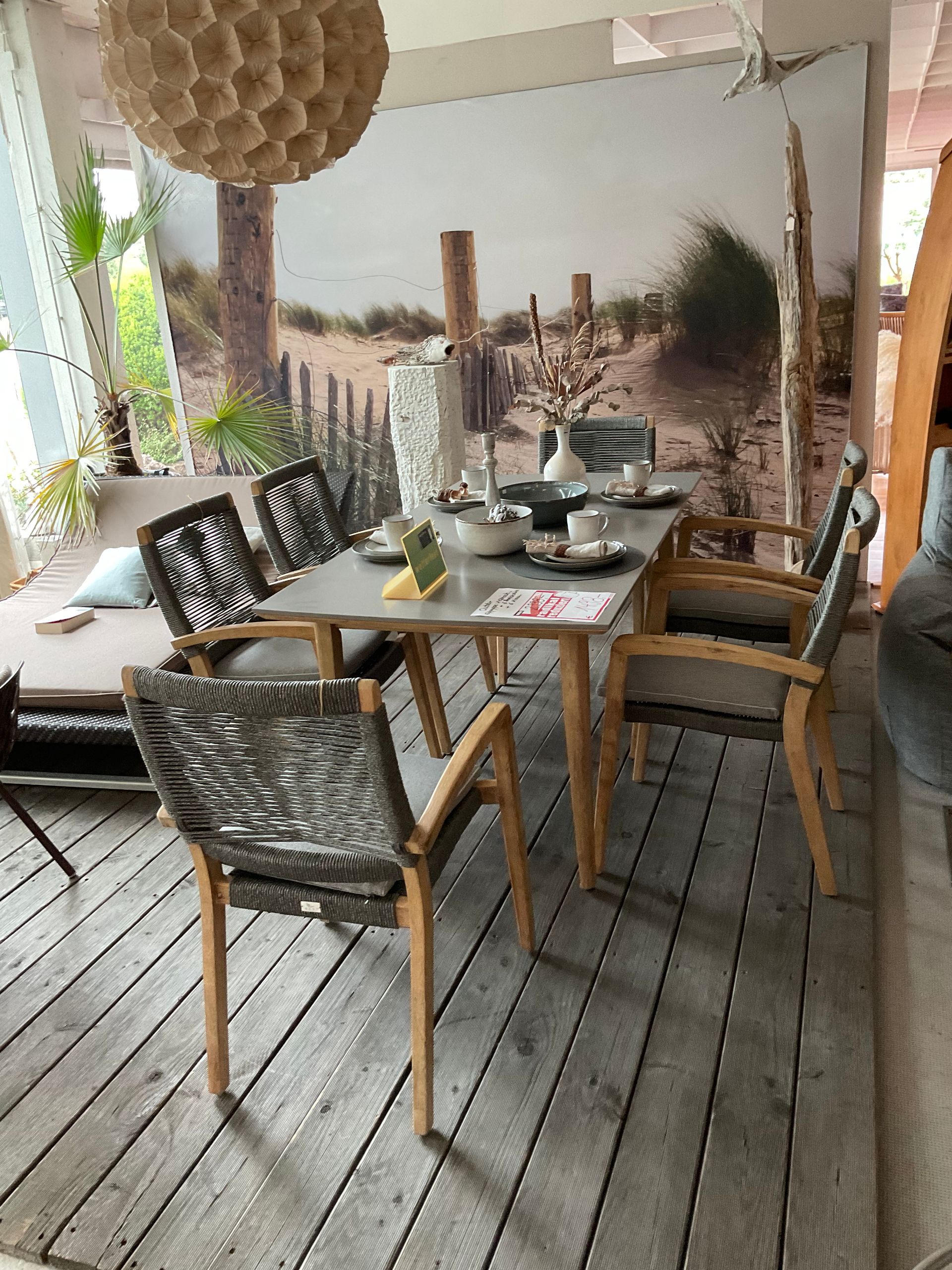 Esszimmereinrichtung als Set mit einem Tisch und sechs Stühlen im Outlet beim Möbelhaus Villa Stulz