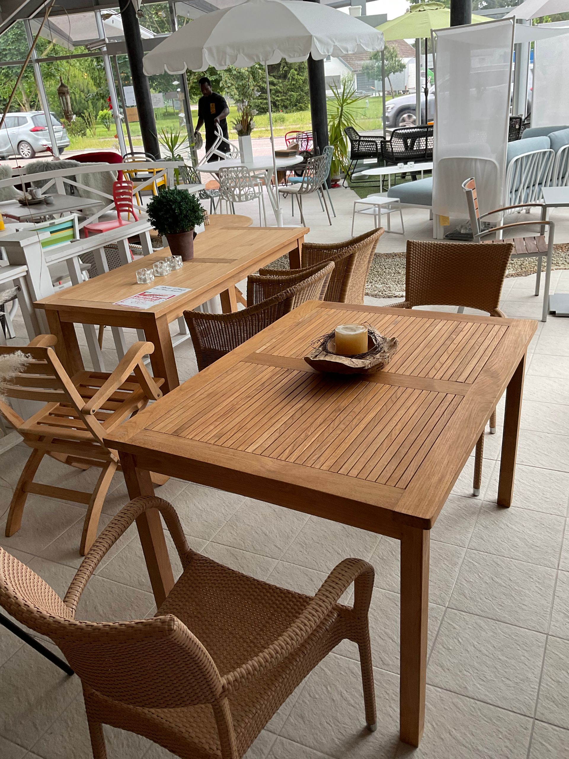 Esszimmertisch und Stühle im Outlet beim Möbelhaus Villa Stulz