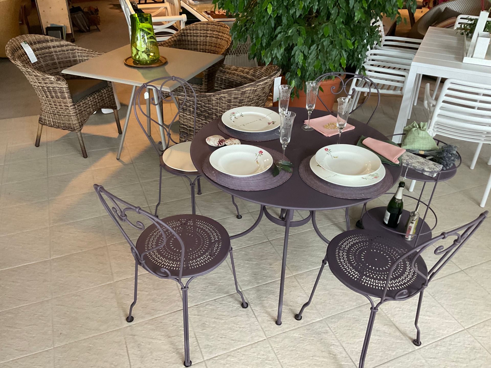 Gartentisch und Stühle aus geschwungenen Metall