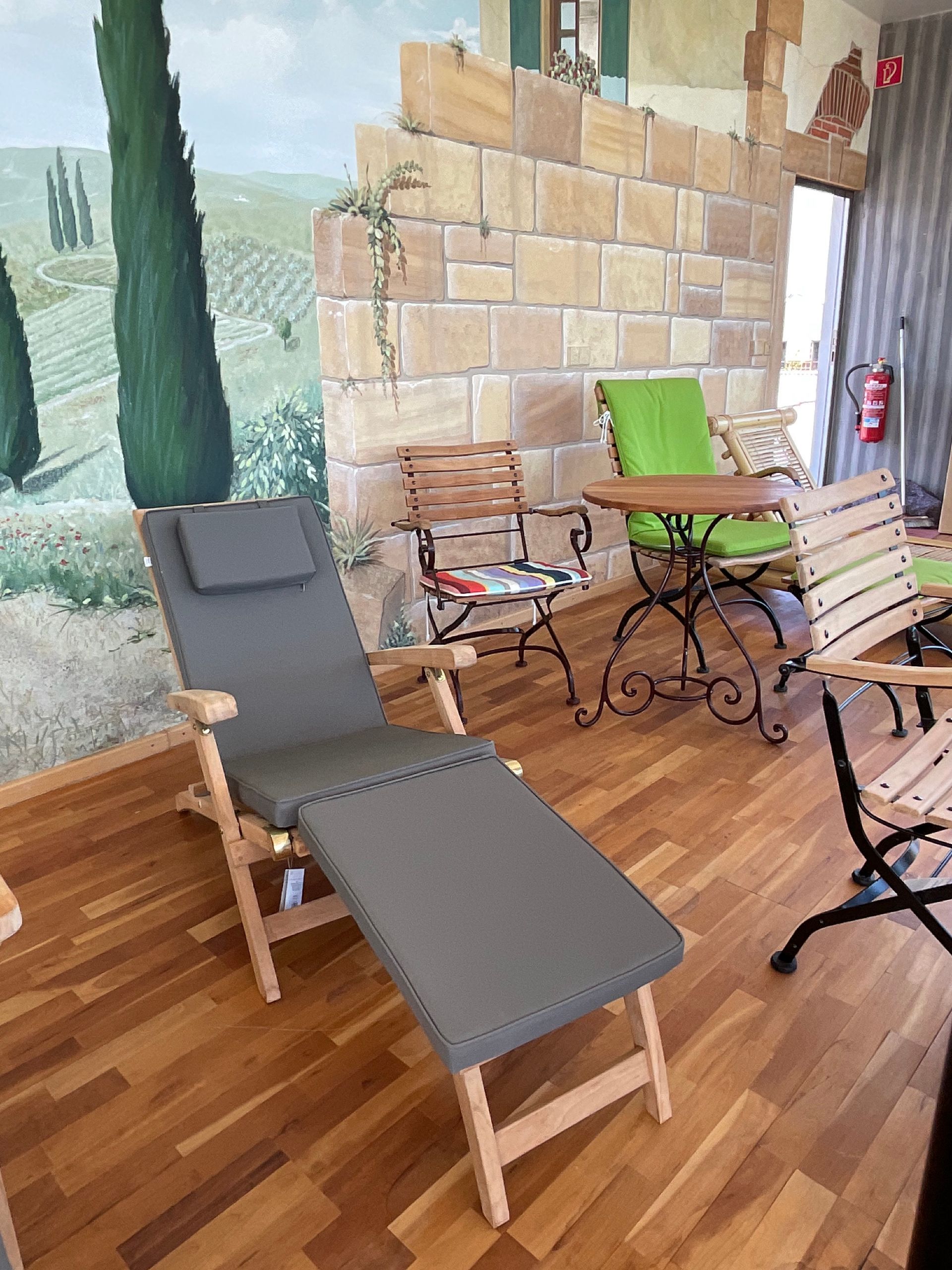 Verstellbare Gartenliege mit Kissen