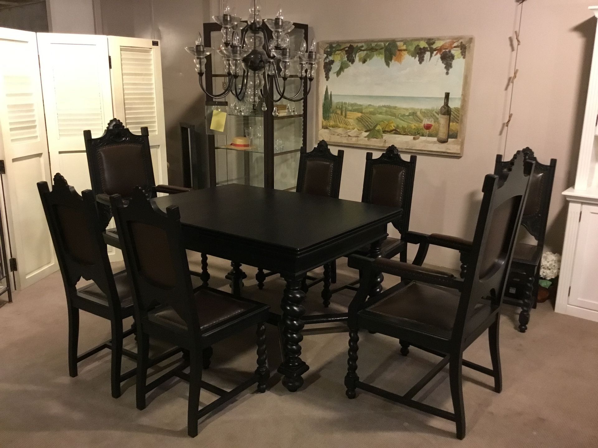 Antikes Landhaus Esszimmerset mit einem schwarzen Tisch und Stühlen