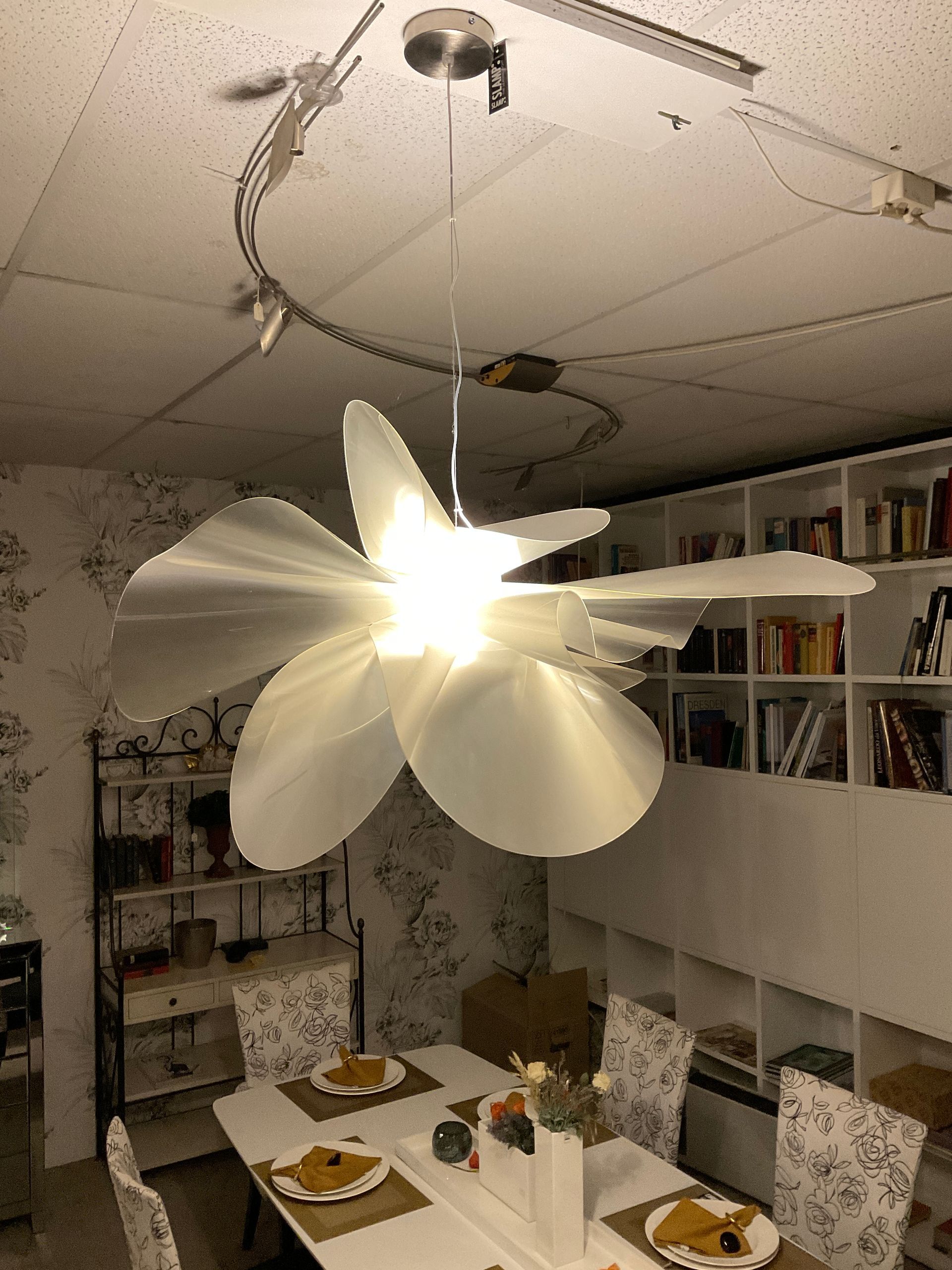 Dekorative, hängende Deckenlampe in Blütenform