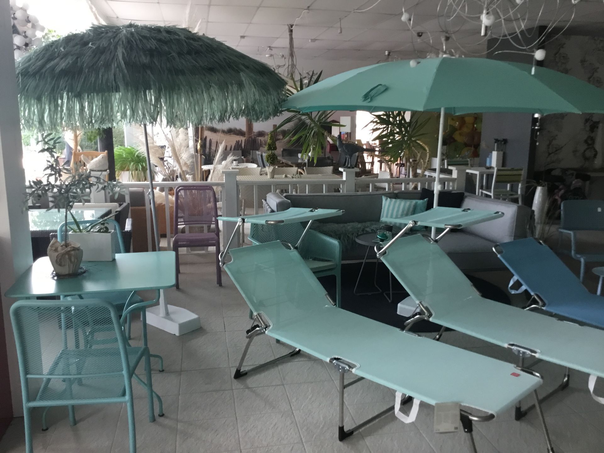 Verschiedene Sonnenschirme und Gartenliegen