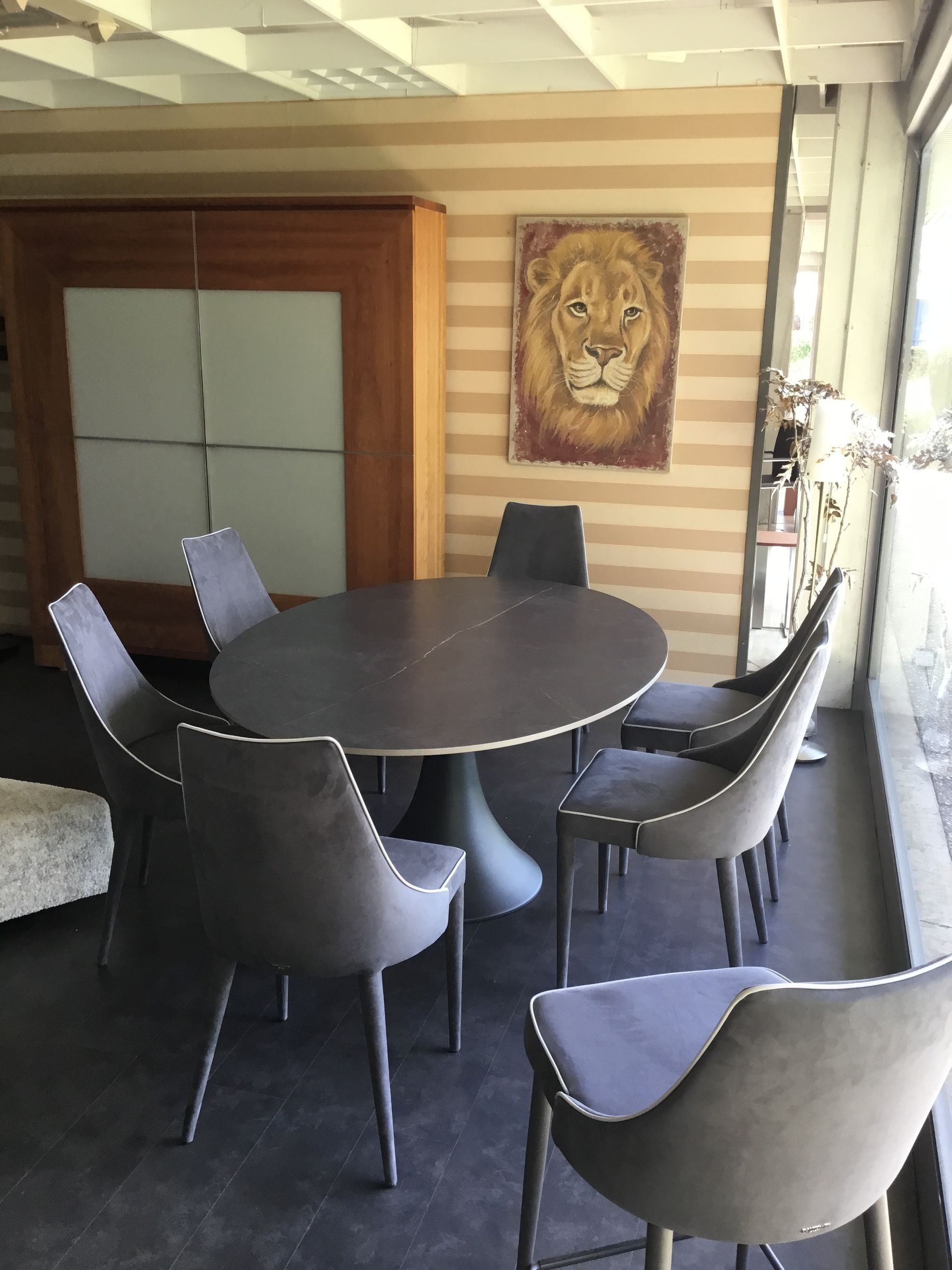 Graues Esszimmerset mit einem ovalen Tisch und sechs Stühlen