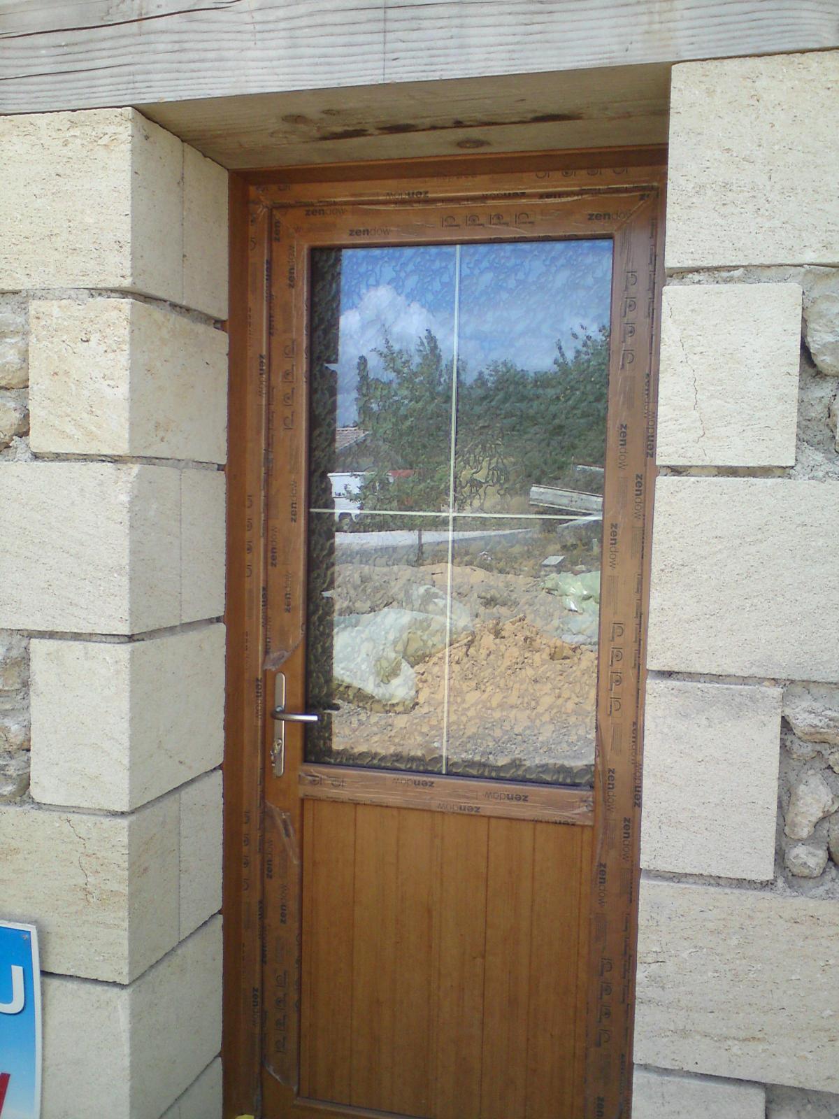 Porte d'entrée PVC en bois merisier faite par EV Menuiserie & Pose