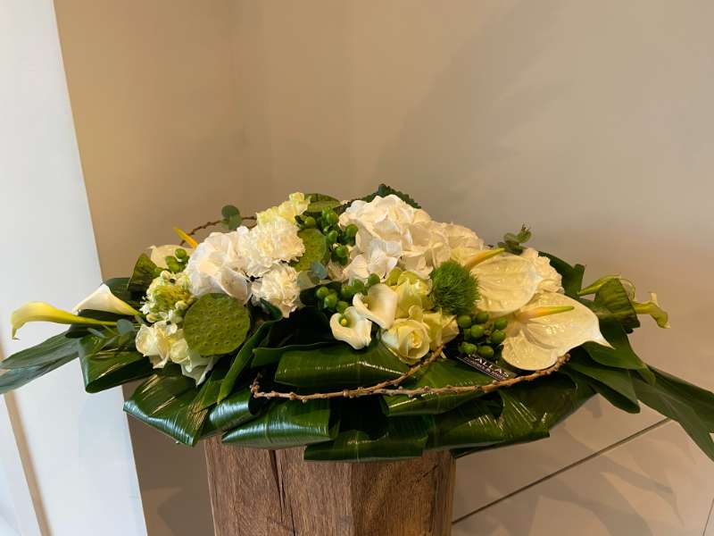 Ovaal bloemstuk witte bloemen