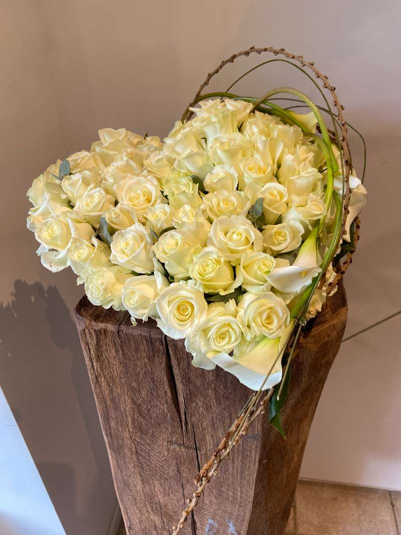 Bloemstuk hart witte rozen