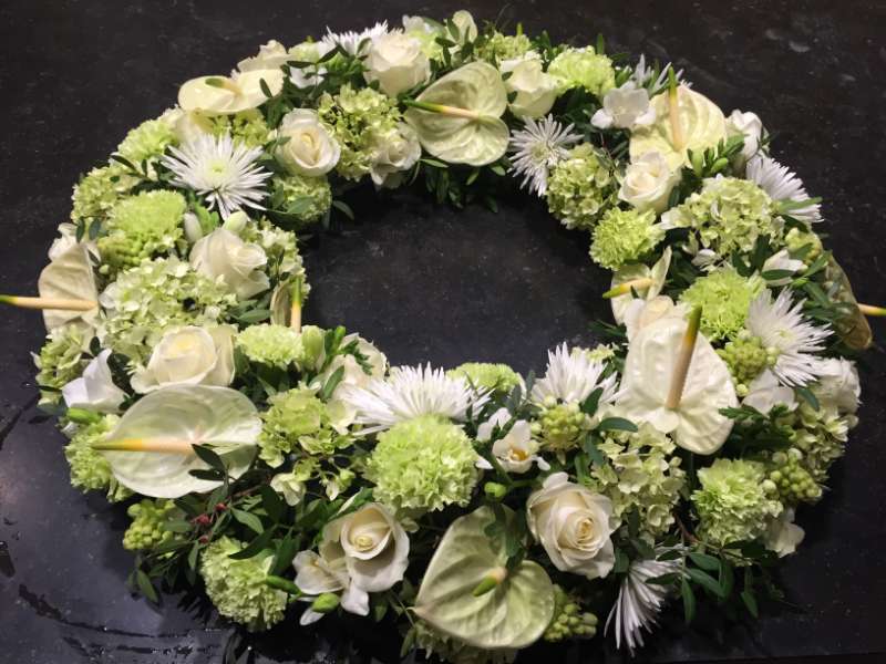 Krans met witte bloemen