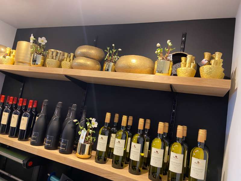 Wijn bij bloemenzaak