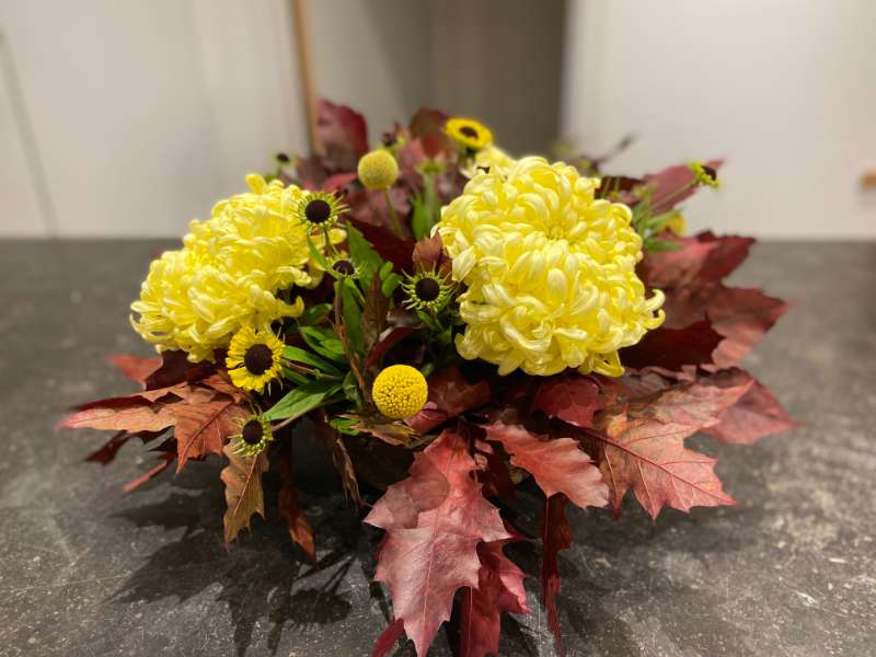 Bloemstuk gele herfstbloemen