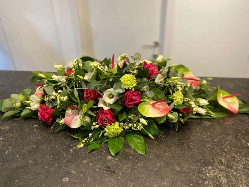 Mooi bloemstuk rood en groen