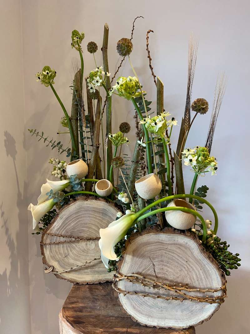 Bloemstuk op boomstronk