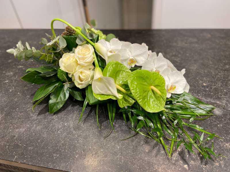 Bloemstuk witte en groene bloemen