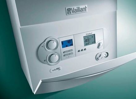 Caldeira Vaillant com visor digital que mostra temperatura e configurações; estrutura, botões e mostradores brancos.