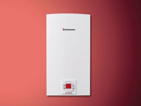 Caldeira de parede branca com detalhes em vermelho, sobre um fundo gradiente vermelho.