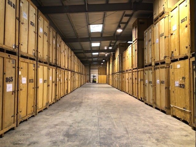 Garde-meuble avec caisses en bois