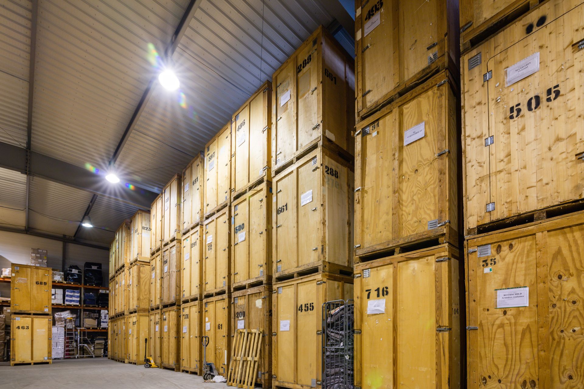 Box en bois dans un grand entrepôt