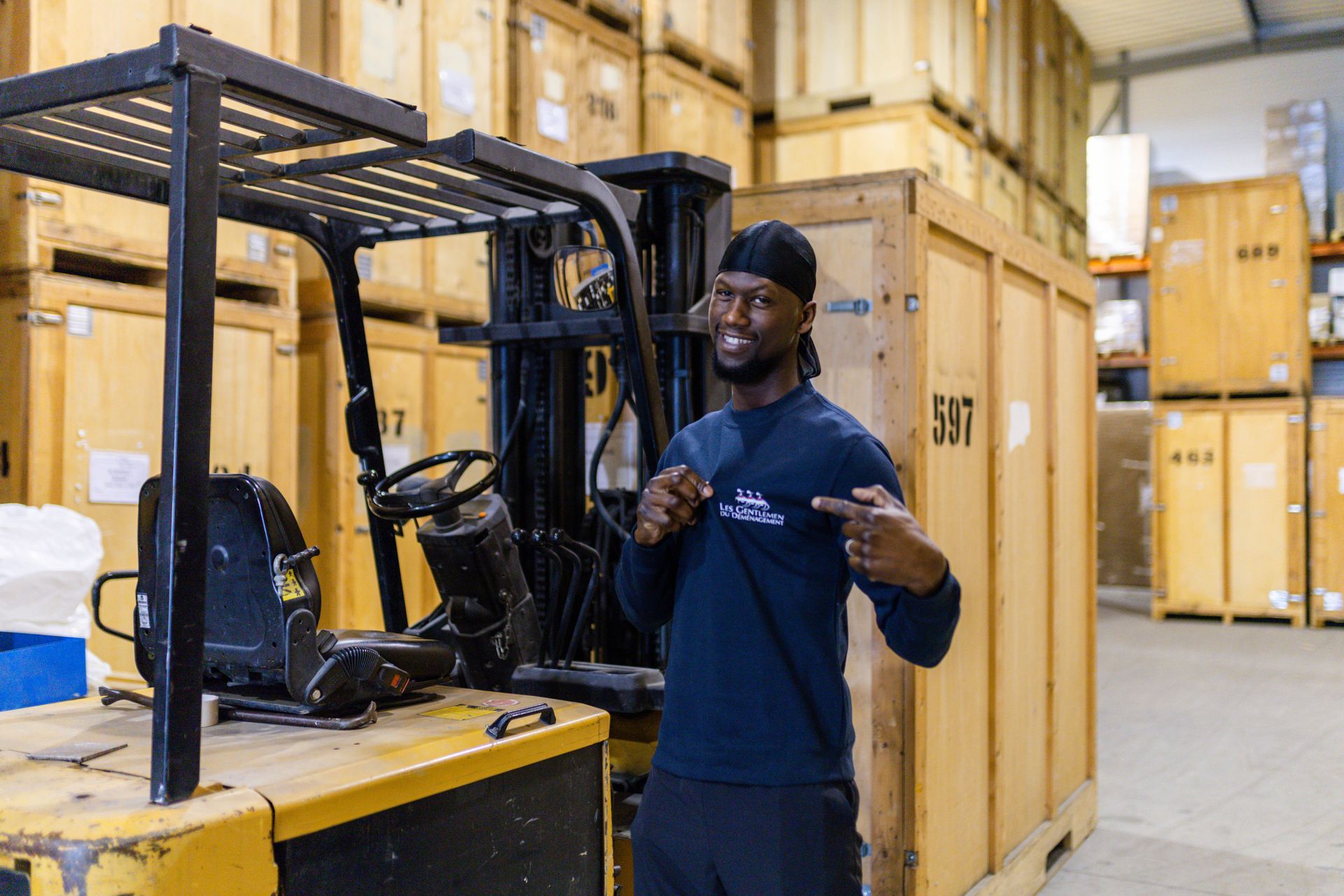 Employé au garde-meuble