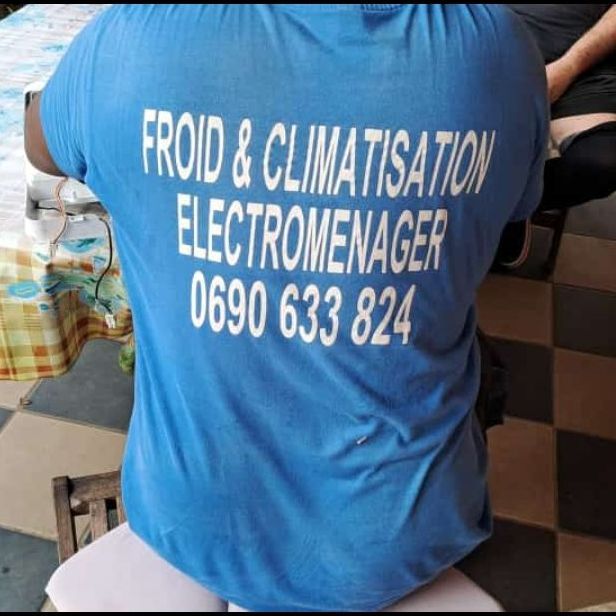 Un homme avec un tee-shirt bleu de JF FROID ET CLIMATISATION
