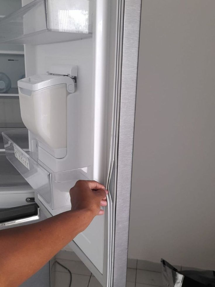 Une porte de frigo avec un joint défectueux
