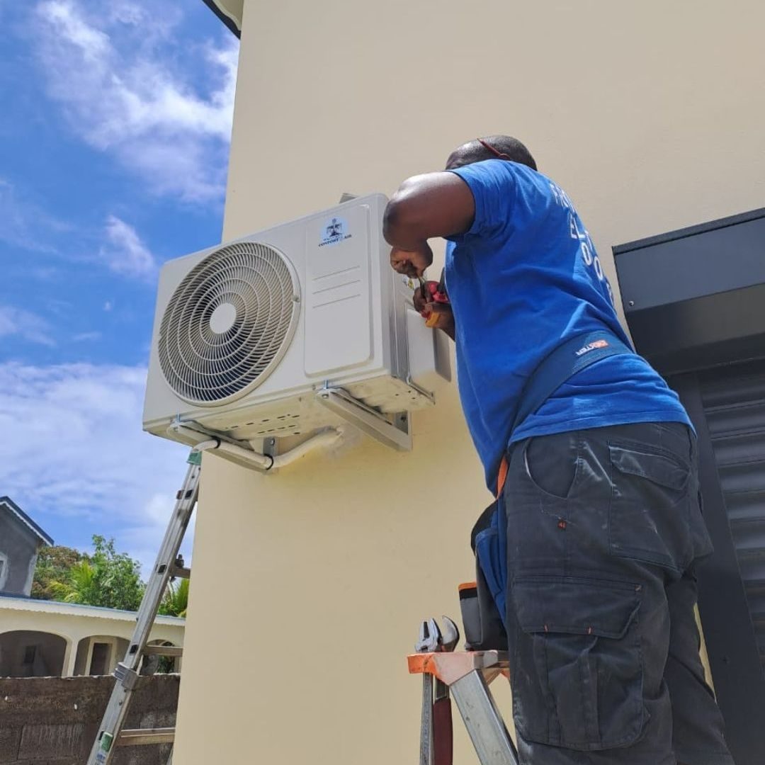 Un frigoriste intervenant sur un climatiseur