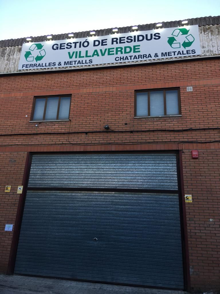 Un edificio de ladrillos con un cartel que dice gestion de residus