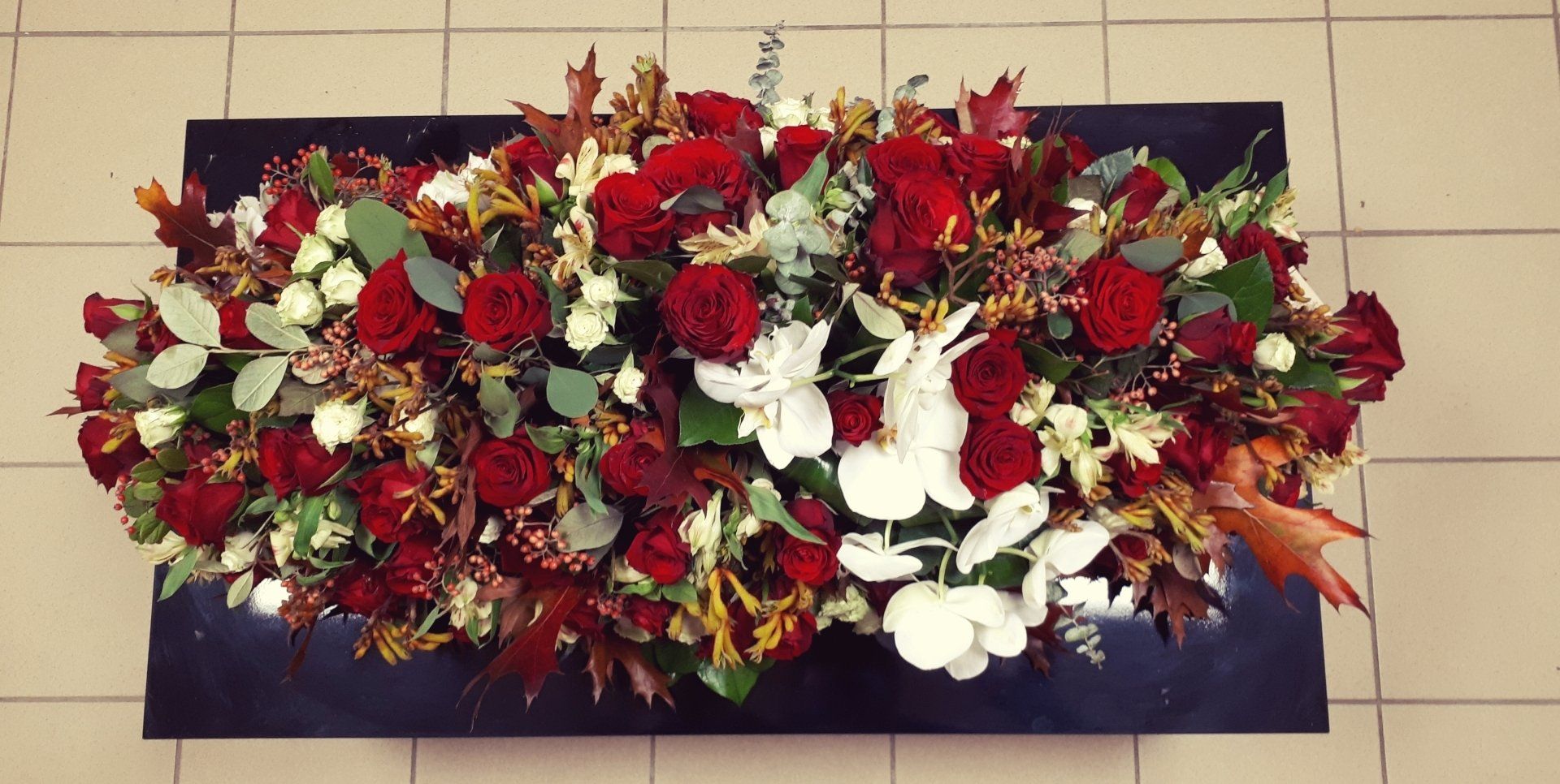 Dessus de cercueil rouge et blanc