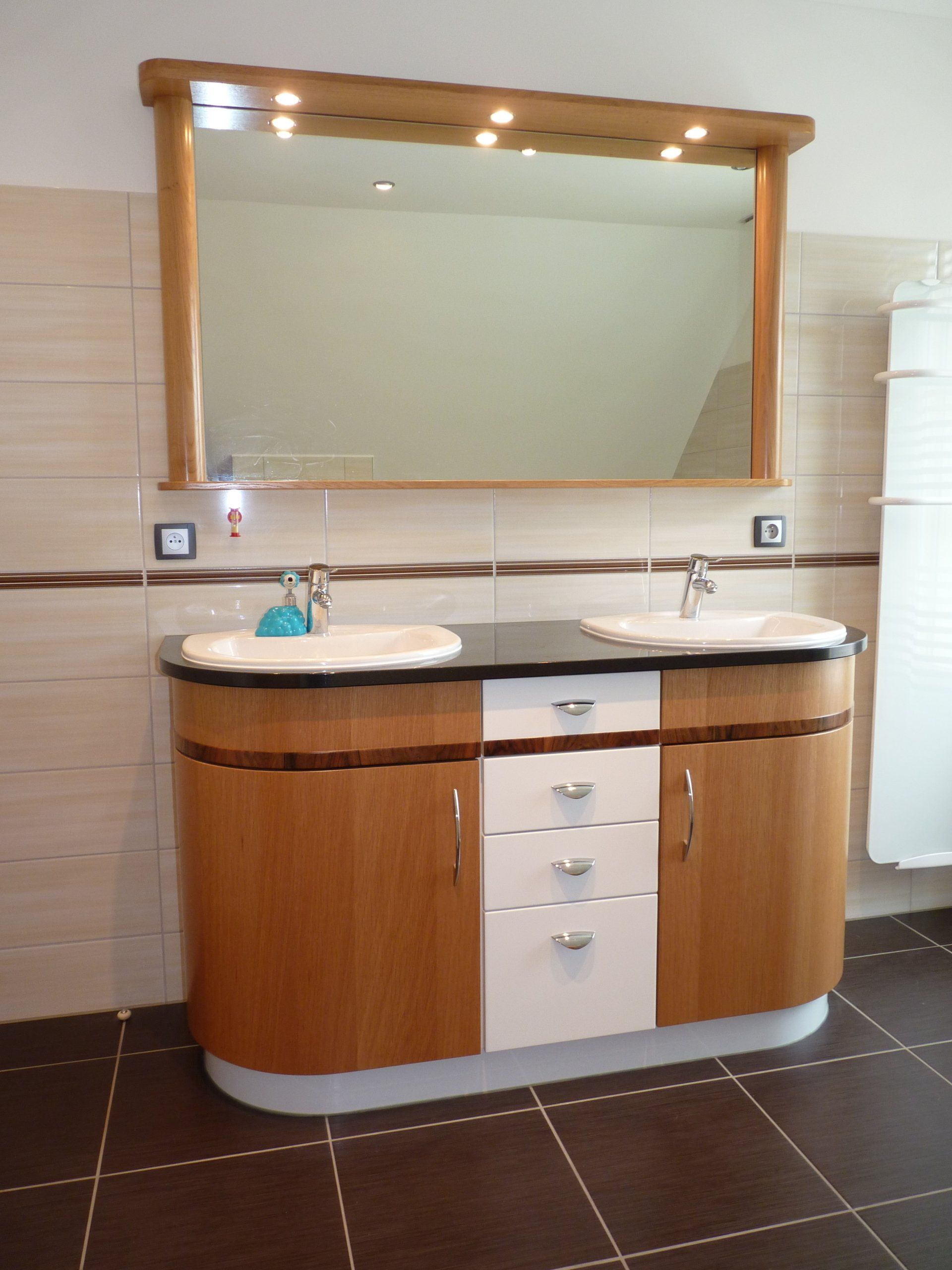 Fabrication de meubles de salle de bains, avec vasque